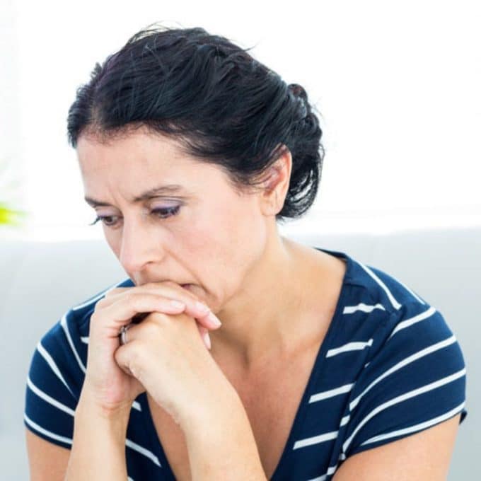 mujer pensando en tratamiento de fertilidad