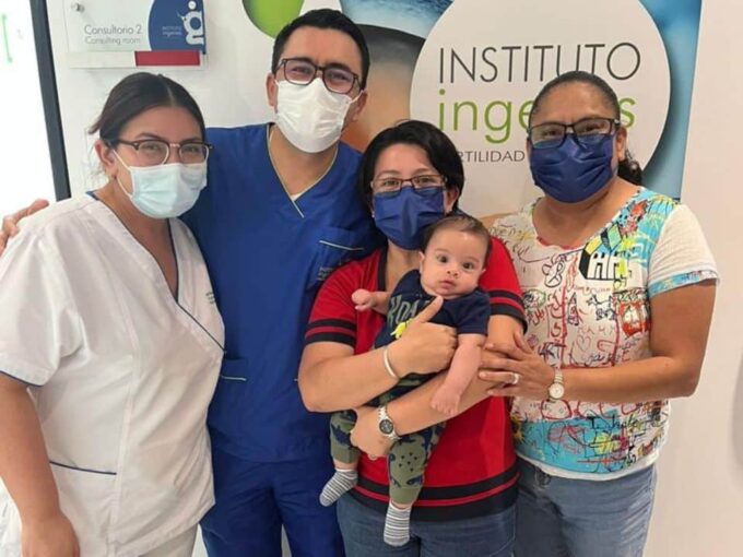 fertility specialists team from institute Ingenes carrying baby in vitro