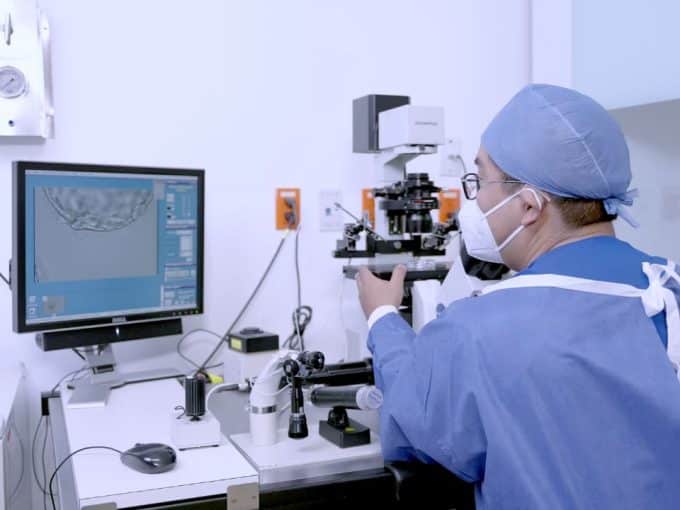 embriologo-laboratorio-fiv-ingenes