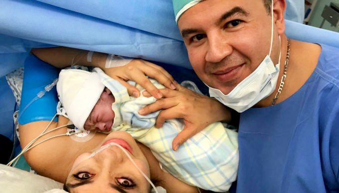 sindrome-de-ovario-poliquistico-segun-la-edad-de-la-mujer-mujer-mayor-de-35-anos-en-el-dia-de-su-parto-cargando-a-su-bebe-nacido-via-fecundacion-in-vitro