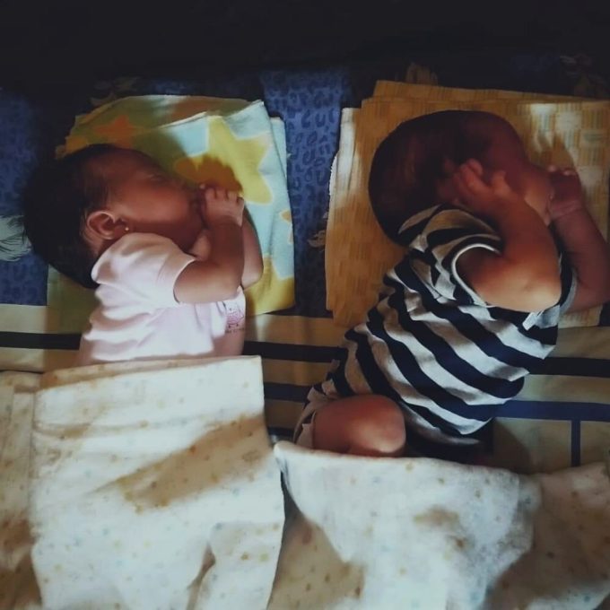 fecundacion-in-vitro-testimonios-dos-bebes-gemelos-durmiendo