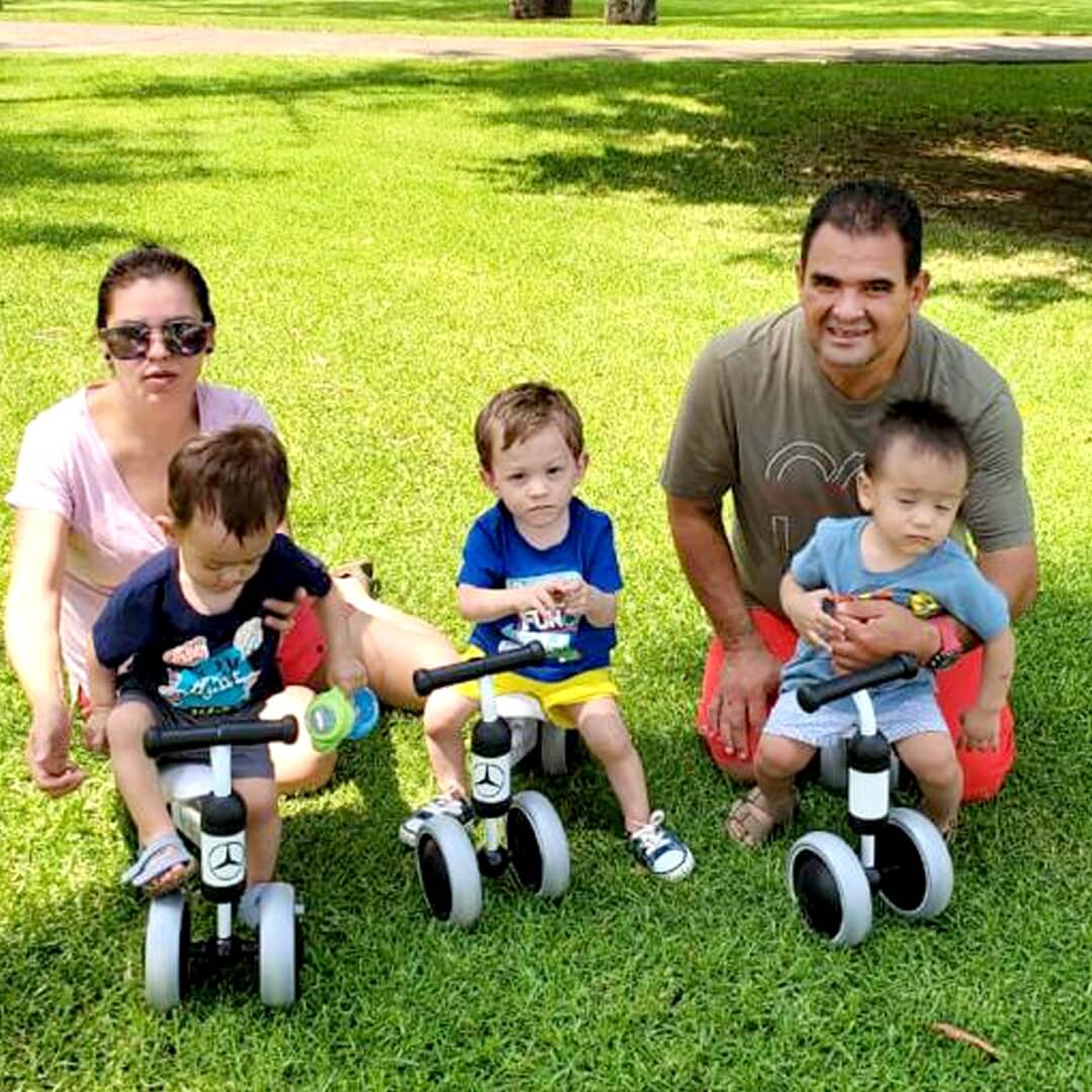 problema-de-infertilidad-mama-ingenes-instituto-mujer-mayor-en-dia-de-parto-cargando-a-su-hijo-concebido-via-fertilizacion-in-vitro