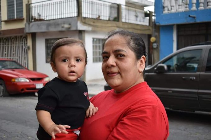 clinicas-de-fertilidad-ingenes-instituto-mama-ingenes-mujer-mayor-junto-a-su-bebe-concebido-via-fertilizacion-in-vitro