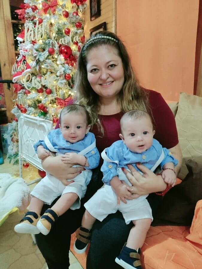 un-embarazo-con-fiv-ingenes-instituto-familia-ingenes-retrato-mama-con-sus-dos-hijos-nacidos-via-fecundacion-in-vitro-en-su-primera-navidad