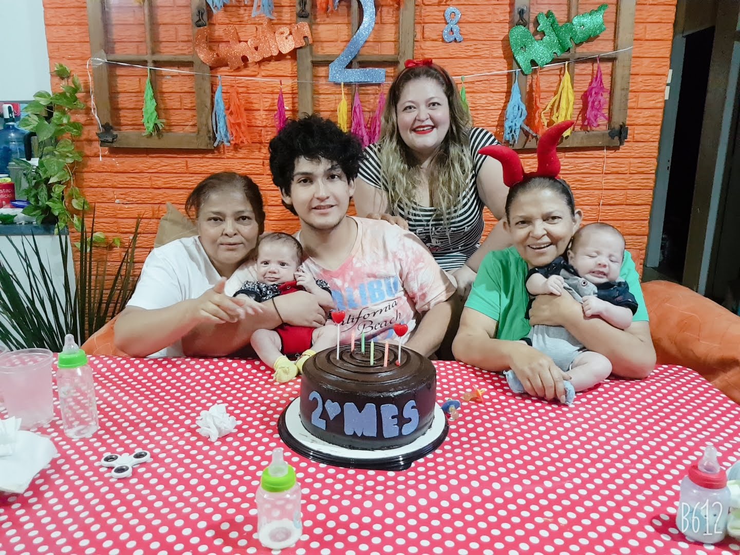 embarazo-con-fiv-ingenes-instituto-retrato-familiar-cumpleanos-2-meses-familia--mexicana-con-bebes-y-pastel-de-chocolate