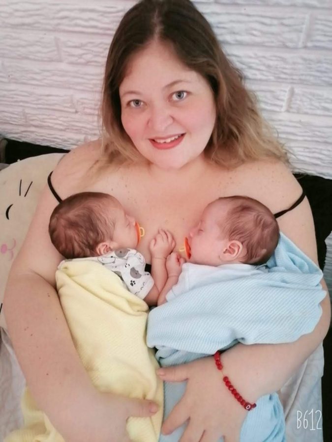 in-vitro-fertilization-at-40-mom-with-her-two-babies-concieve-by-ivf