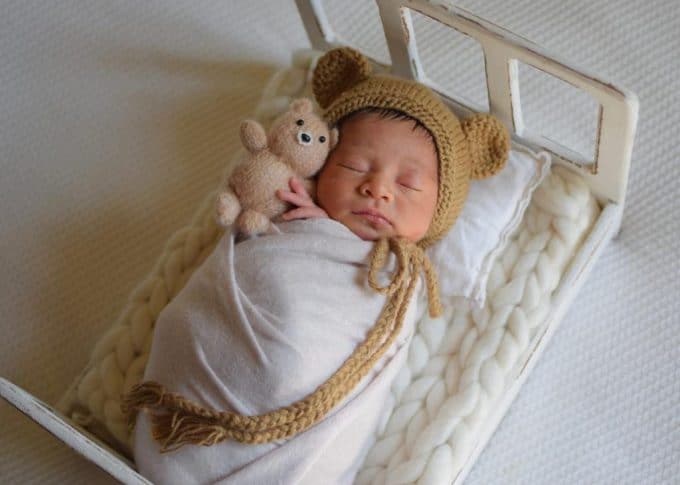 metodo-ropa-ropa-para-pregnar-pregnancy-ingenes-institute-baby-birth-via-in-vitro-fertilization-in-vitro-nino-sleeping-hugging-cuddly-bear