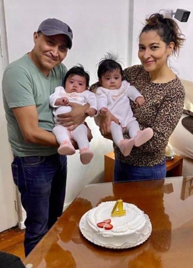 riesgos-de-tener-un-bebe-a-los-40-mama-ingenes-ines-y-esposo-gabriel-cargando-a-dos-bebes-hijas-festejando-4-meses-nacidas-via-fertilizacion-in-vitro