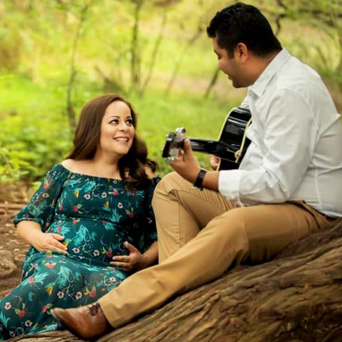 mala-calidad-de-ovulos-fertilizacion-in-vitro-experiencias-clinica-de-infertilidad-ingenes-hombre-tocando-la-guitarra-a-su-esposa-embarazada-via-tratamiento-de-reproduccion-asistida-fertilizacion-in-vitro