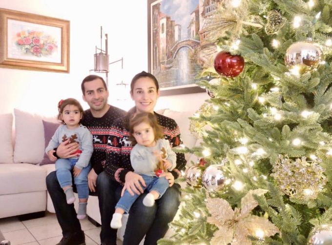 embarazo-con-ovario-poliquistico-ingenes-clinica-de-fertilidad-familia-ingenes-madre-y-padre-celebrando-primera-navidad-de-sus-dos-hijas-nacidas-via-fecundacion-in-vitro