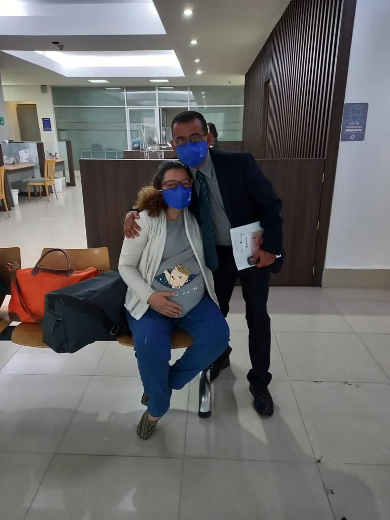 baja-reserva-ovarica-y-fiv-positiva-reproduccion-asistida-ingenes-claudia-y-guillermo-pareja-mayor-mujer-embarazada-en-clinicia-de-fertilidad-ingenes-queretaro-