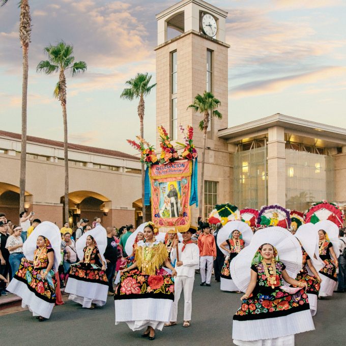 camara-de-comercio-de-mcallen-texas-ingenes-instituto-celebracion-mexicana-en-calles-de-mcallen-texas-women-with-typical-costumes
