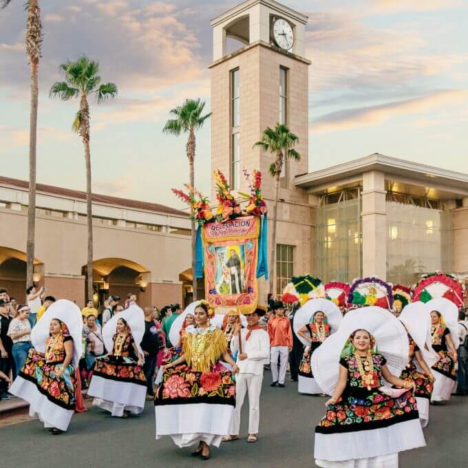 camara-de-comercio-de-mcallen-texas-ingenes-instituto-celebracion-mexicana-en-calles-de-mcallen-texas-mujeres-con-trajes-tipicos