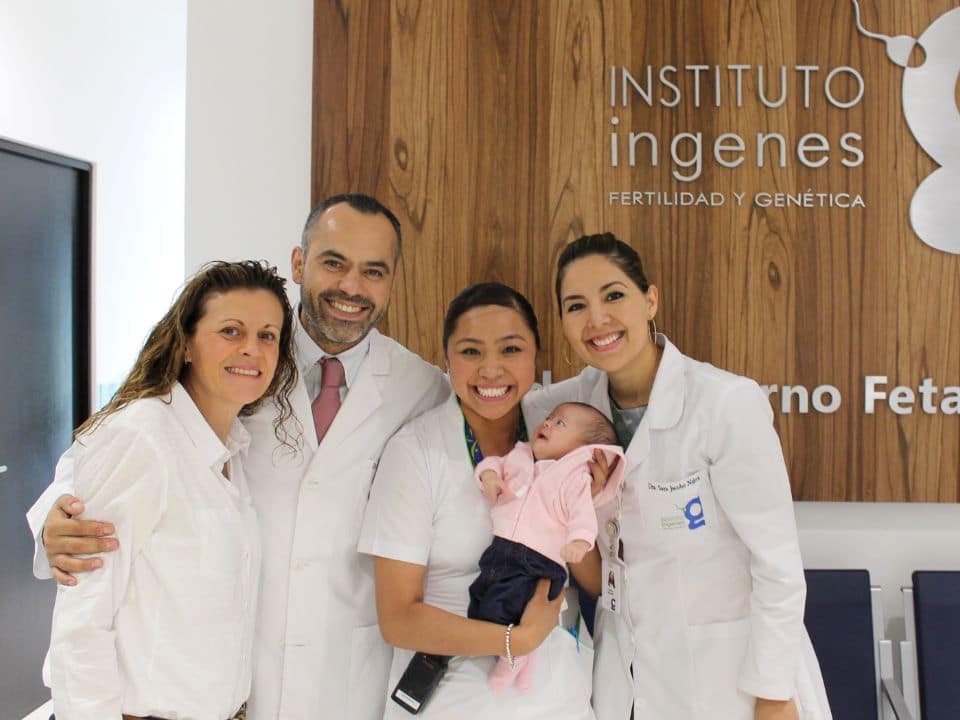 ingenes-morelia-clinicas-de-fertilidad-en-michoacan-morelia-ingenes-biologos-de-la-reproduccion-con-pacientes-mama-y-bebe-nacido-via-fecundacion-in-vitro