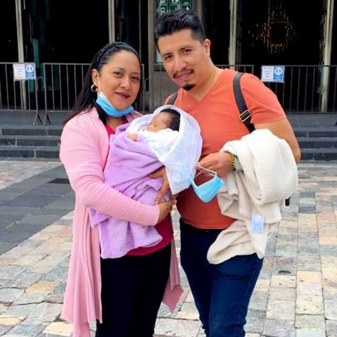 abortos-recurrentes-clinicas-de-infertilidad-ingenes-familia-mexicana-mayor-de-35-anos-cargando-a-su-bebe-nacida-via-tratamiento-de-reproduccion-asistida-fecundacion-in-vitro