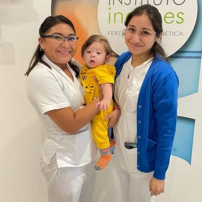 ingenes-merida-fertility-clinic-nurses-with-a-child-birth-by-in-vitro-fertilization