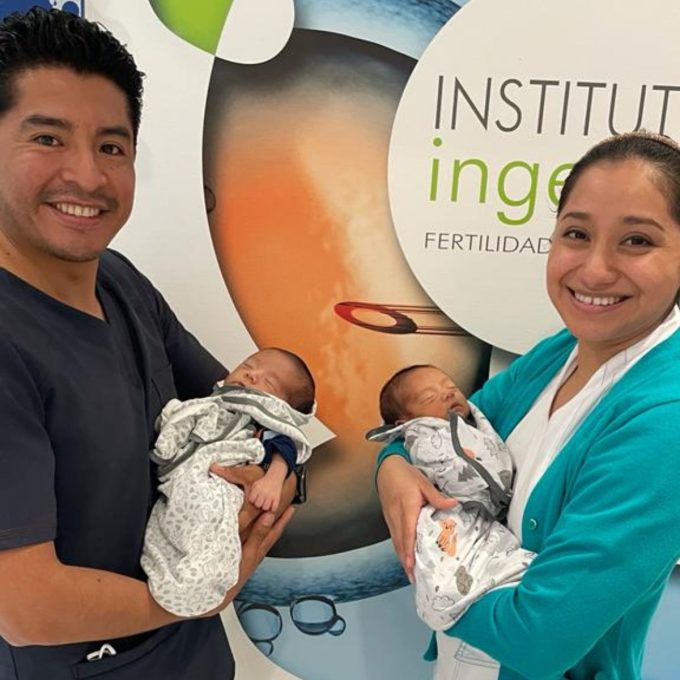 ingenes-merida-doctor-especialista-materno-fetal-y-enfermera-cargando-a-bebe-concebido-via-fertilizacion-in-vitro