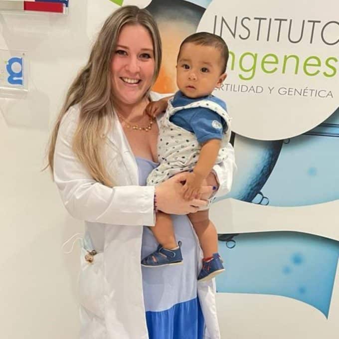 ingenes-merida-fertility-clinic-doctor-with-a-child-birth-by-in-vitro-fertilization