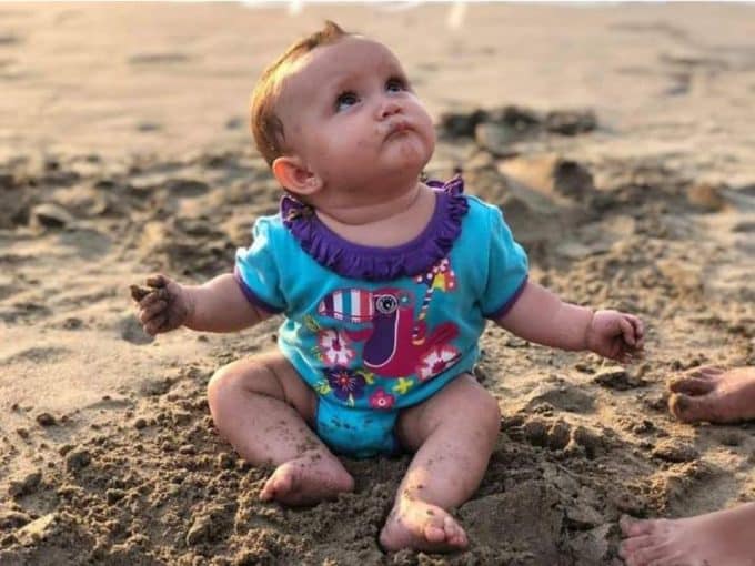 tratamiento-de-fecundacion-in-vitro-mas-alla-de-la-infertilidad-bebe-nacido-por-fiv-jugando-en-la-playa