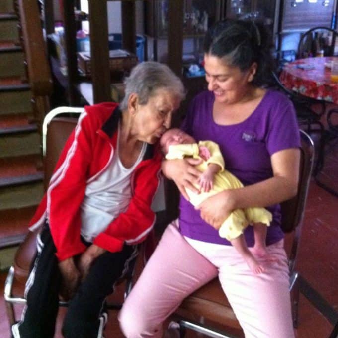 madre-soltera-tengo-48-anos-y-soy-una-orgullosa-mujer-de-edad-materna-avanzada-cargando-a-su-bebe-nacido-via-fertilizacion-in-vitro-junto-a-su-bisabuela