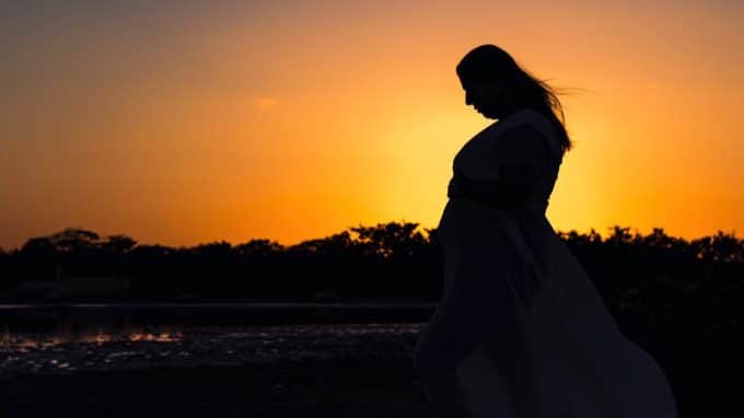 hacer-mi-4to-fiv-fue-una-promesa-que-le-debia-a-mi-esposo-mama-mujer-embarazada-via-fertilizacion-in-vitro-fiv-atardecer-playa