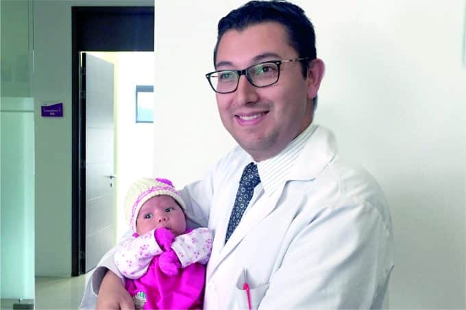 ingenes-leon-dr-giovanni-lopez-with-ivf-baby