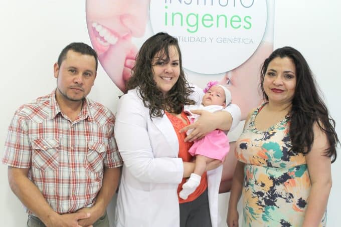 ingenes-mexicali-bajando-estrellas-del-cielo-en-la-frontera-mexicana-doctora-maria-teresa-haro-cargando-a-una-bebe-junto-con-los-padres-en-ingenes-mexicali