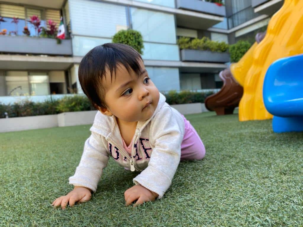 tratamiento-para-tener-hijos-clinica-de-fertilidad-ingenes-instituto-fecundacion-in-vitro-pareja-menor-de-35-anos-cargando-a-su-bebe-nacido-via-fecundacion-in-vitro