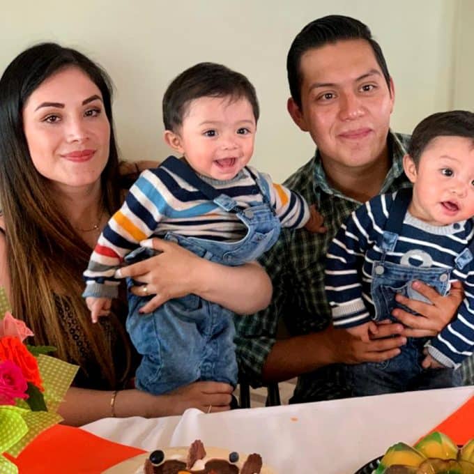 que-decir-a-alguien-que-esta-luchando-por-tener-un-bebe-familia-ingenes-madre-y-padre-junto-a-ninos-mellizos-nacidos-via-fecundacion-in-vitro-fiv