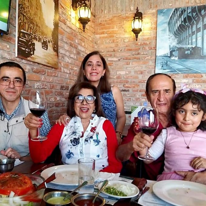 que-decir-a-alguien-que-esta-luchando-por-tener-un-bebe-familia-ingenes-celebrando-en-restaurante-con-nina-nacida-via-fecundacion-in-vitro