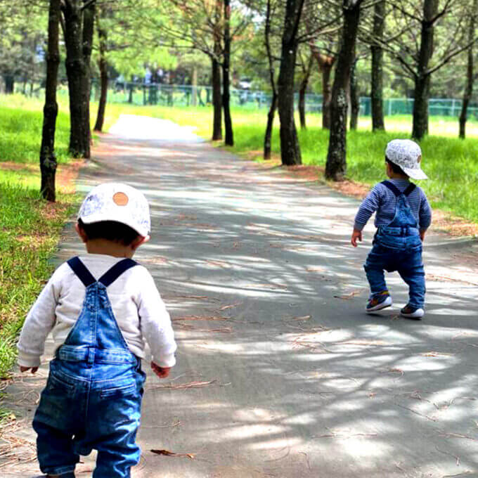 la-medicina-materno-fetal-salvo-a-mis-bebes-bebes-caminando-en-el-parque