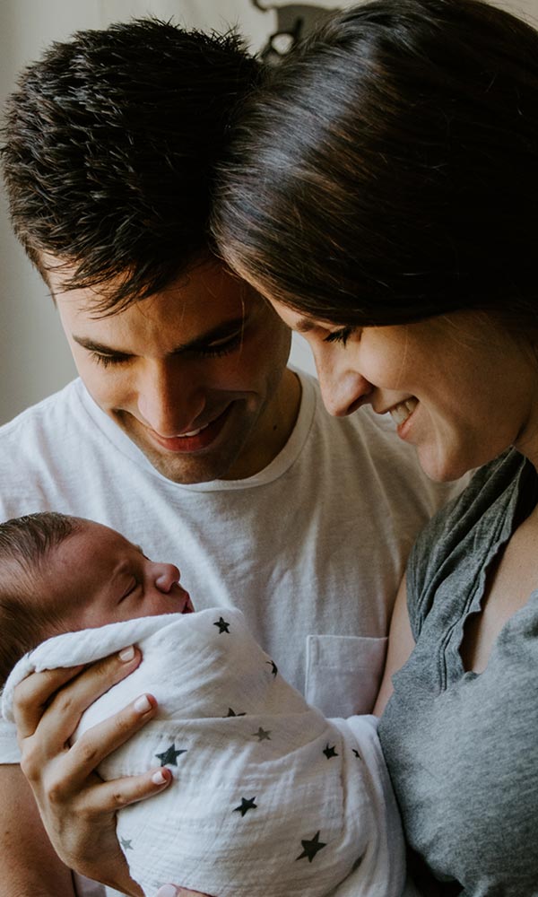 embarazo-con-ovario-poliquistico-clinica-de-fertilidad-ingenes-mama-ingenes-cargando-a-sus-dos-bebes-ninas-nacidas-via-fecundacion-in-vitro