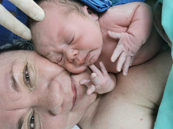 reproduccion-asistida-una-gran-alternativa-cientifica-no-muy-bien-aceptada-mama-y-bebe-en-parto  