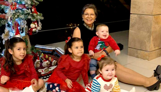 abuela-en-navidad-con-sus-cuatro-nietos